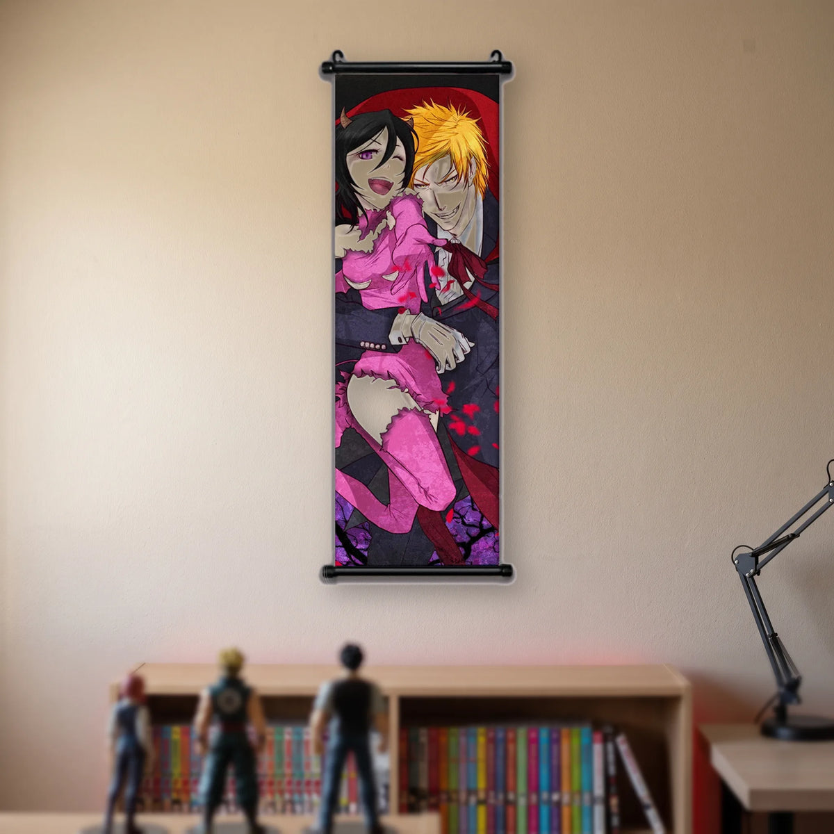 deux personnages enlacés, robe rose à volants et costume noir, pétales rouges, kakémono suspendu dans une chambre
