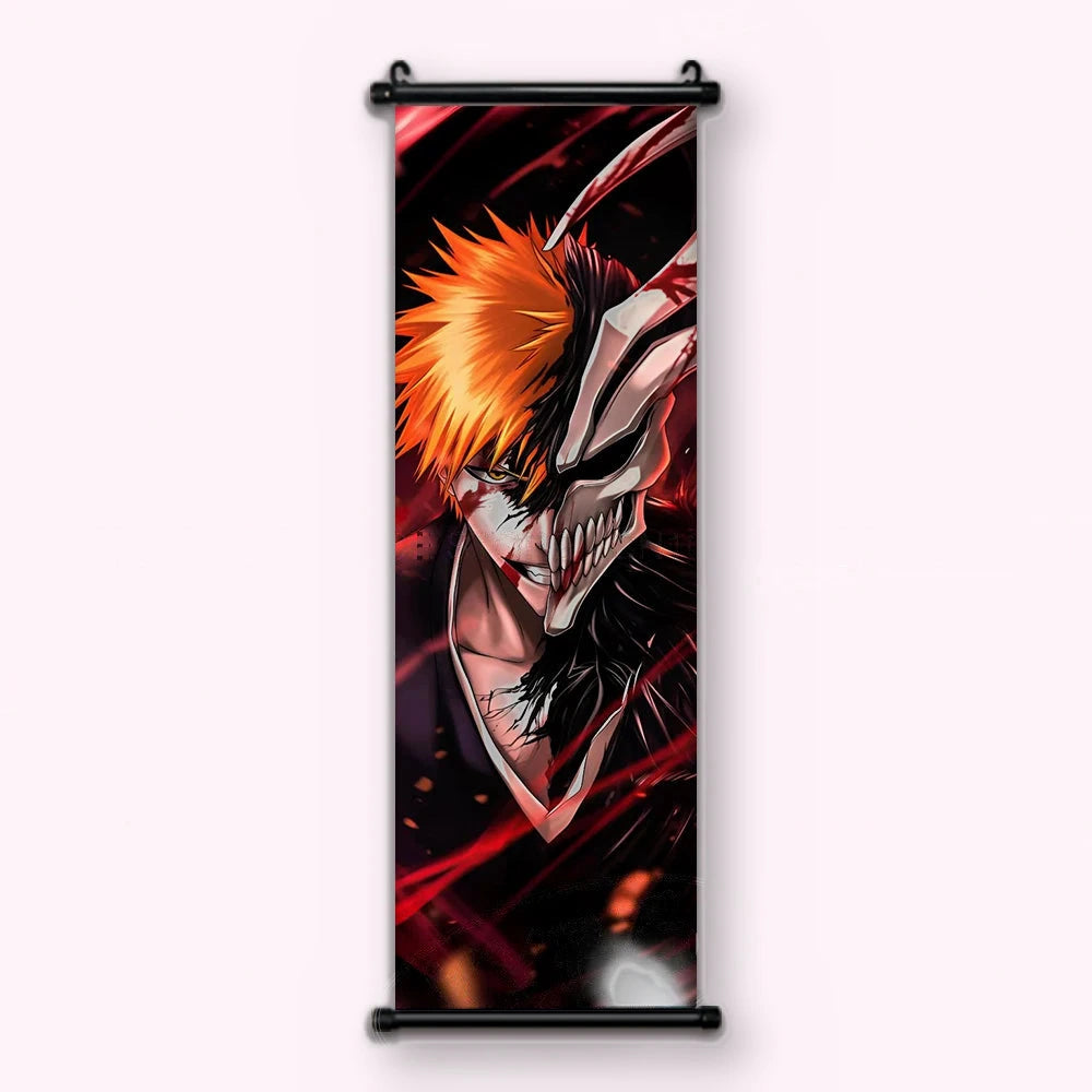 visage d'Ichigo mi-humain mi-masque blanc à crocs, rayures rouges, œil jaune sur fond noir, kakémono vu de face