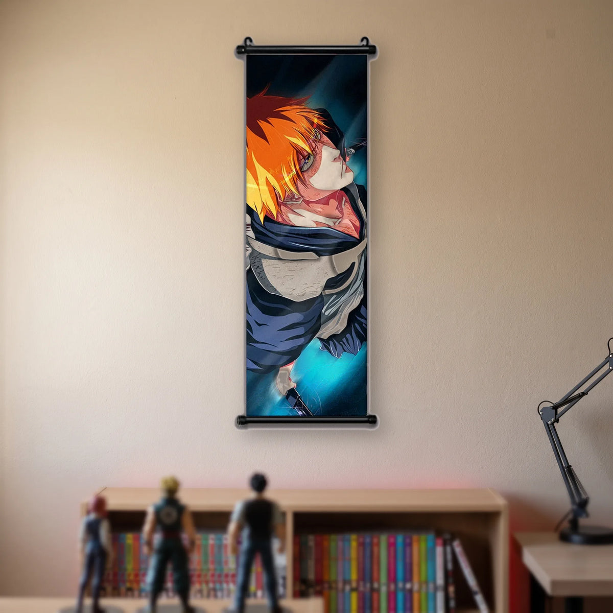 Ichigo en contre-plongée, torse blessé, écharpe bleu nuit et drapé beige couvert d'idéogrammes, kakémono suspendu dans une chambre