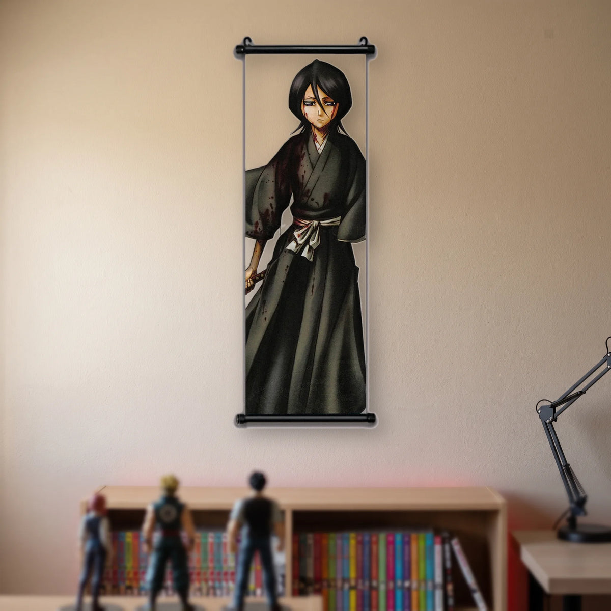 Rukia en kimono noir taché de sang, ceinture blanche, sabre en main, kakémono suspendu dans une chambre