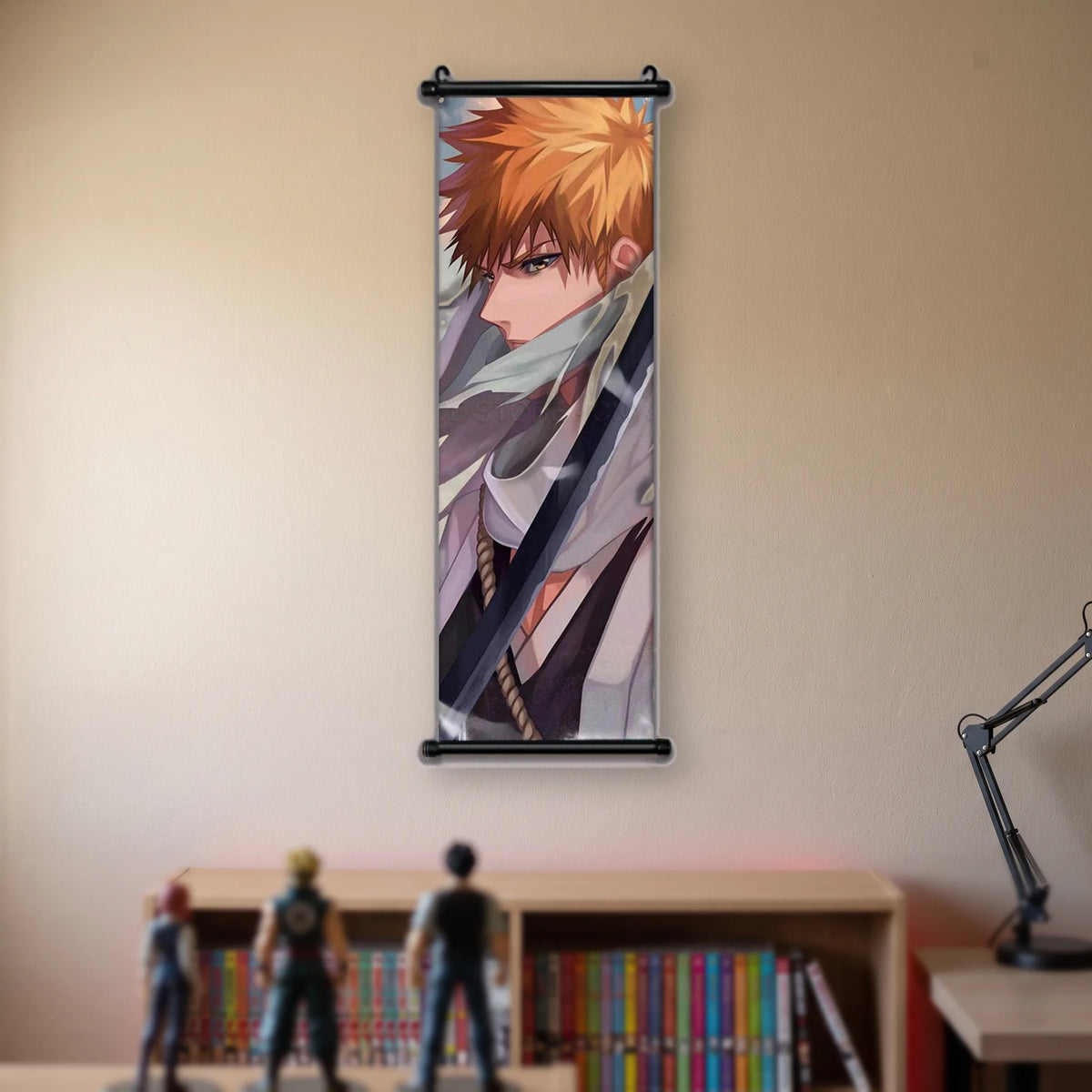 Ichigo de profil, écharpe et haori blancs, lame noire en travers du cadre, kakémono suspendu dans une chambre