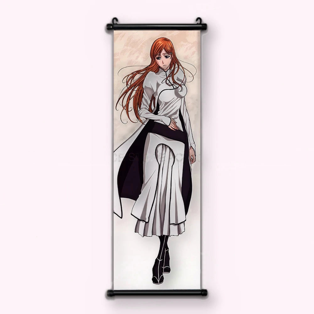 Orihime debout de face, longs cheveux orange, haut blanc et jupe blanche et noire, kakémono vu de face