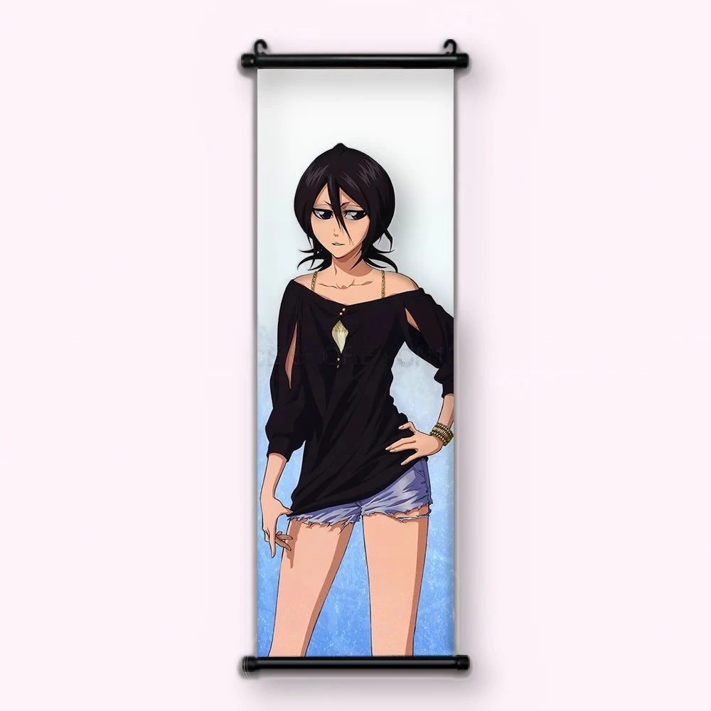 Rukia aux cheveux noirs courts, haut noir et short en jean, main sur la hanche, kakémono vu de face