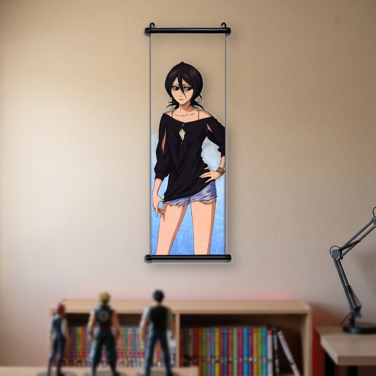 Rukia aux cheveux noirs courts, haut noir et short en jean, main sur la hanche, kakémono suspendu dans une chambre