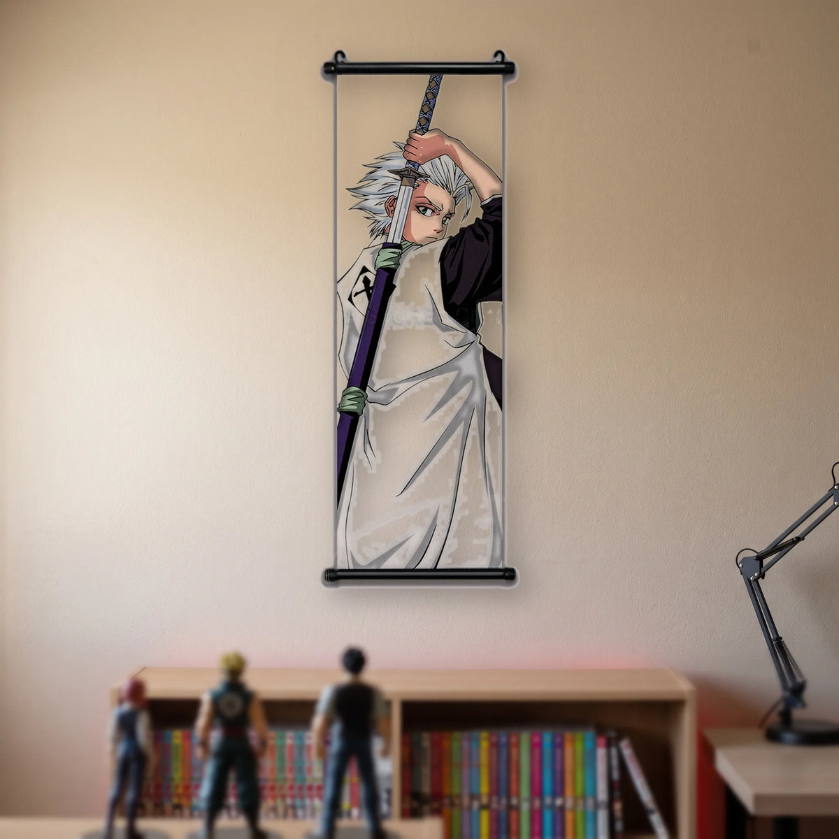 Hitsugaya en haori blanc, cheveux blancs et yeux verts, grand sabre à garde bleue, kakémono suspendu dans une chambre