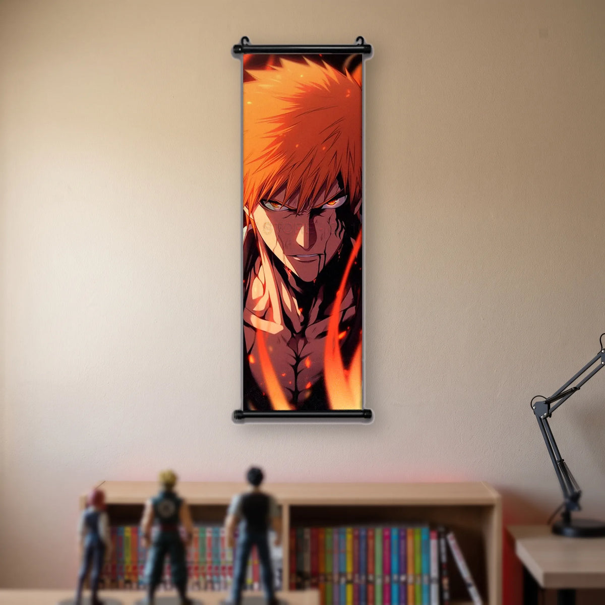 gros plan du visage d'Ichigo, yeux rouges, entouré de flammes orange et rouges, kakémono suspendu dans une chambre