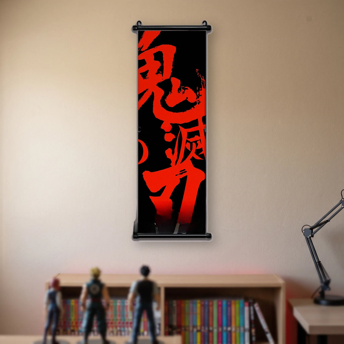 Kakémono Demon Slayer le titre de la série en grande calligraphie rouge sur fond noir, suspendu au mur beige d'une chambre au-dessus d'une étagère de tomes de manga