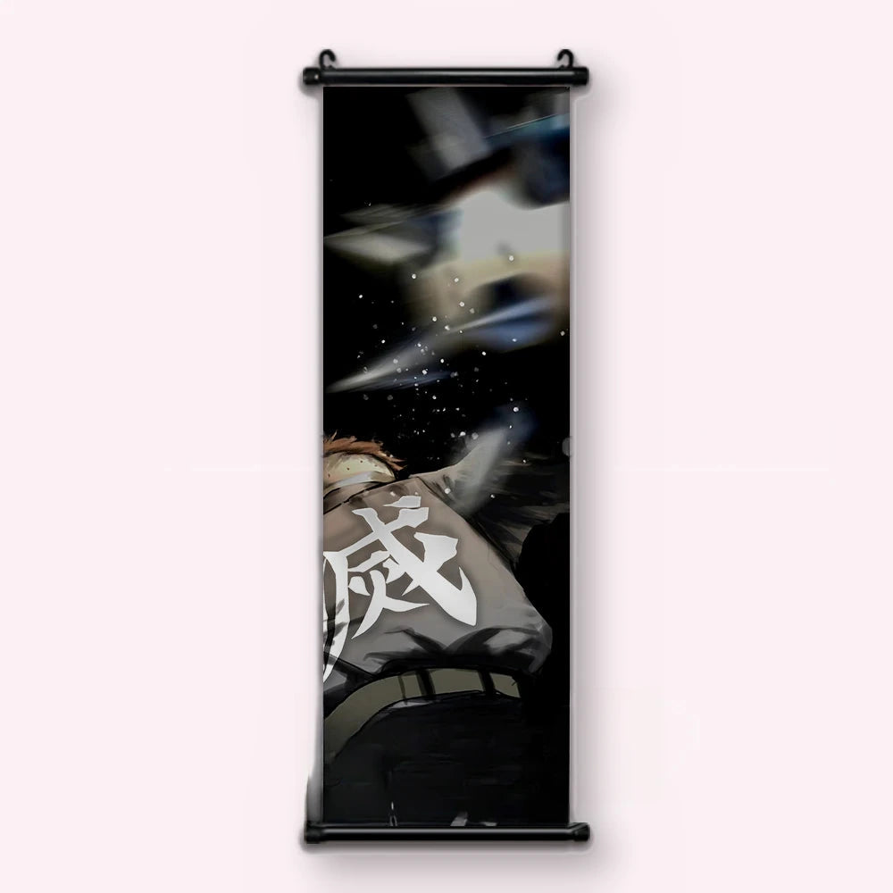 Kakémono Demon Slayer un pourfendeur en plein mouvement, la lame et le décor filés, vu de face : toile tendue entre ses deux baguettes de bois, cordon de suspension fourni