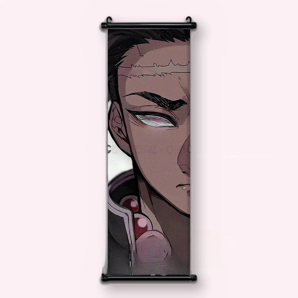 Kakémono Demon Slayer Gyomei Himejima en gros plan, un demi-visage et ses perles de prière, vu de face : toile tendue entre ses deux baguettes de bois, cordon de suspension fourni