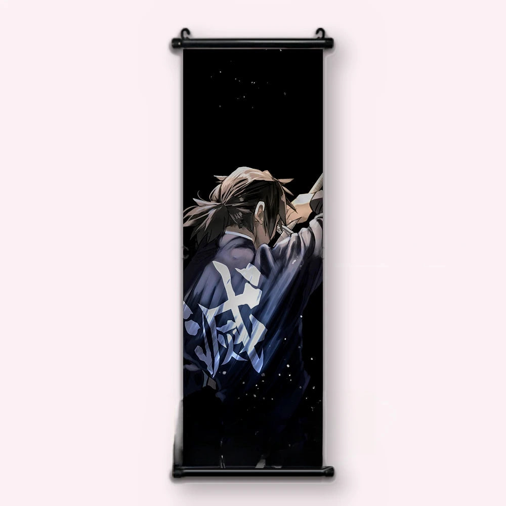 Kakémono Demon Slayer un pourfendeur de dos, haori bleu nuit et cheveux noués, vu de face : toile tendue entre ses deux baguettes de bois, cordon de suspension fourni