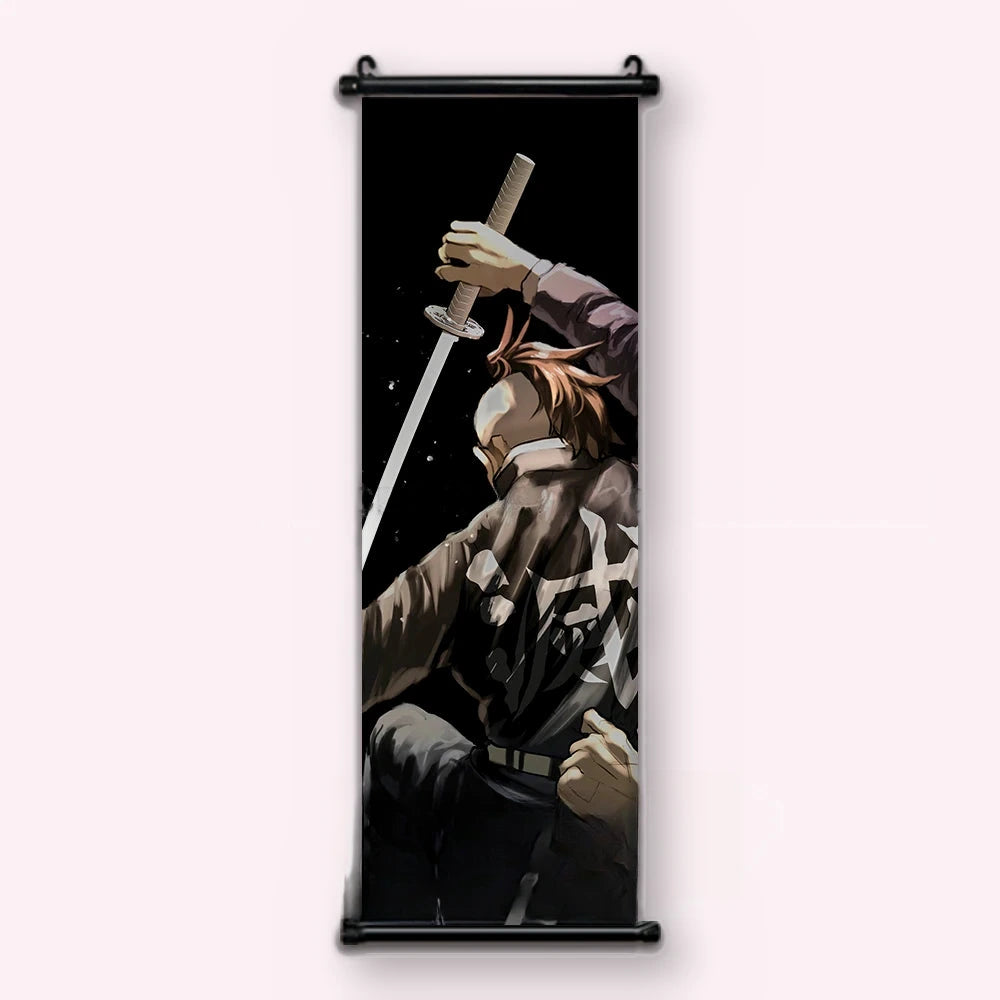 Kakémono Demon Slayer un pourfendeur de dos, katana levé sous un ciel étoilé, vu de face : toile tendue entre ses deux baguettes de bois, cordon de suspension fourni