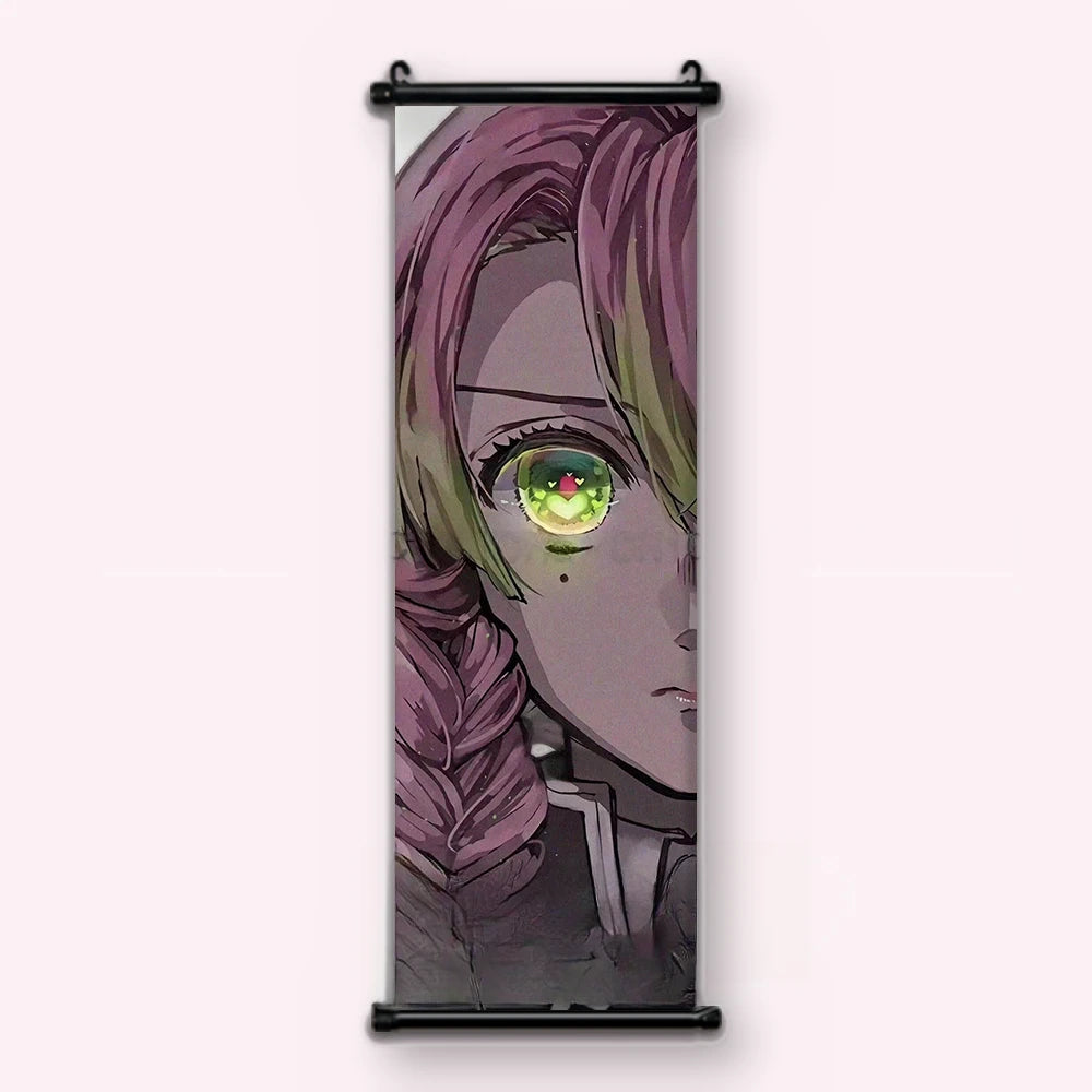 Kakémono Demon Slayer Mitsuri Kanroji en gros plan, tresse rose et verte et œil vert, vu de face : toile tendue entre ses deux baguettes de bois, cordon de suspension fourni