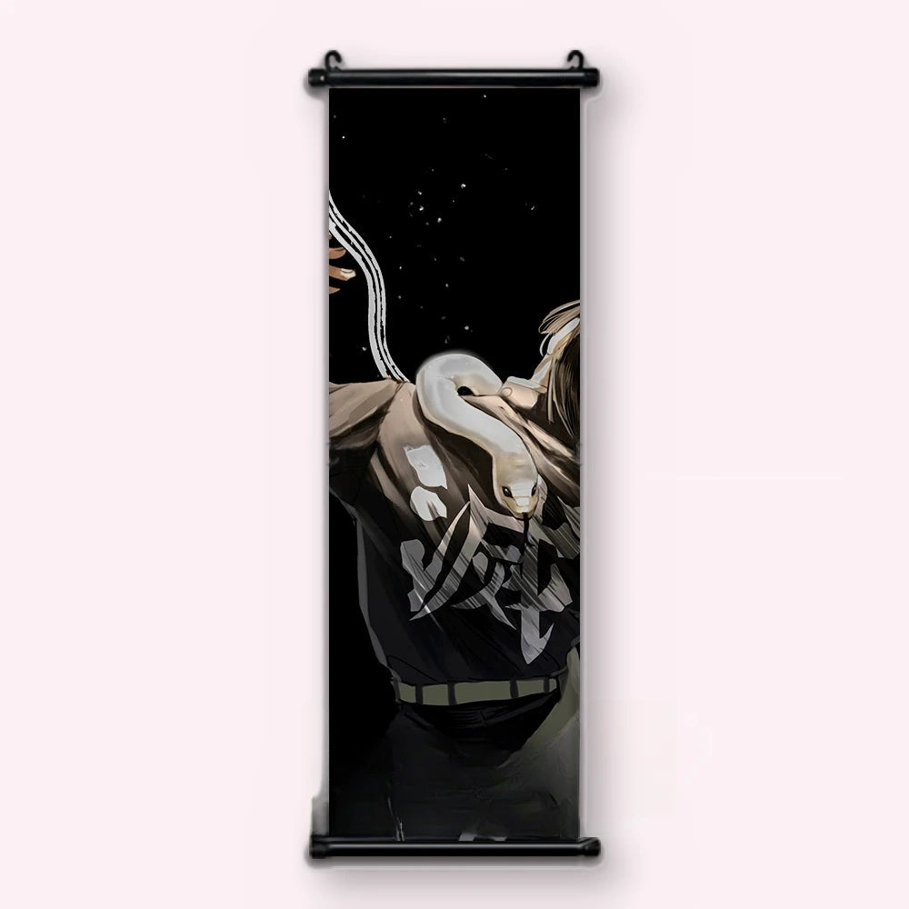 Kakémono Demon Slayer Obanai Iguro de dos, son serpent blanc enroulé sur l'épaule, vu de face : toile tendue entre ses deux baguettes de bois, cordon de suspension fourni