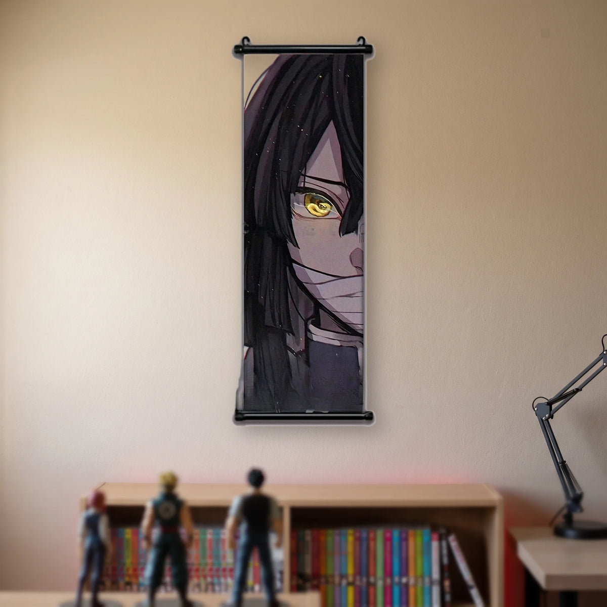 Kakémono Demon Slayer Obanai Iguro en gros plan, bandage sur le bas du visage et œil doré, suspendu au mur beige d'une chambre au-dessus d'une étagère de tomes de manga