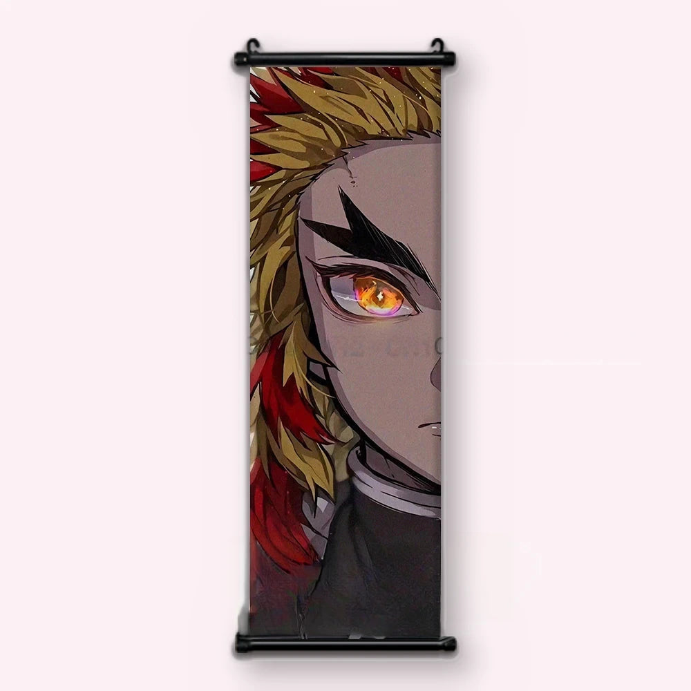 Kakémono Demon Slayer Kyojuro Rengoku en gros plan, cheveux de flammes et œil ambre, vu de face : toile tendue entre ses deux baguettes de bois, cordon de suspension fourni