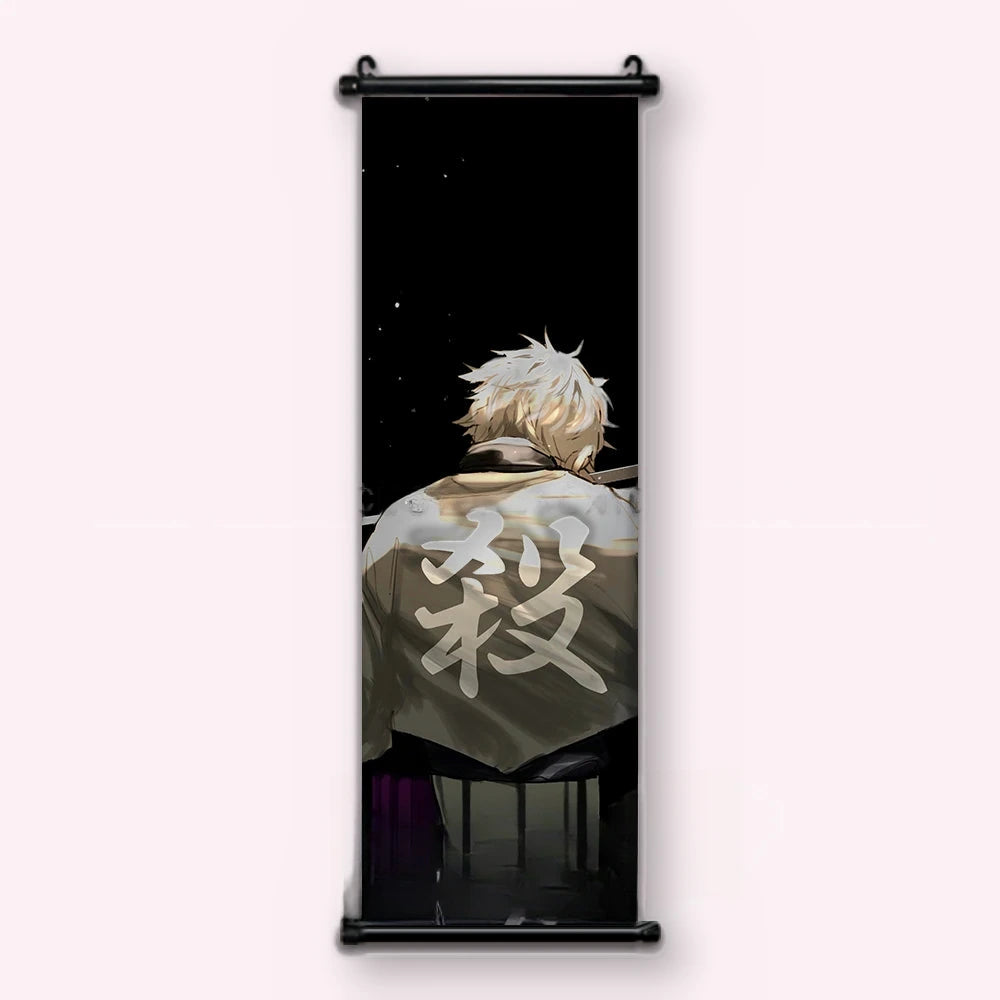 Kakémono Demon Slayer Sanemi Shinazugawa de dos, le kanji « tuer » en travers du haori, vu de face : toile tendue entre ses deux baguettes de bois, cordon de suspension fourni