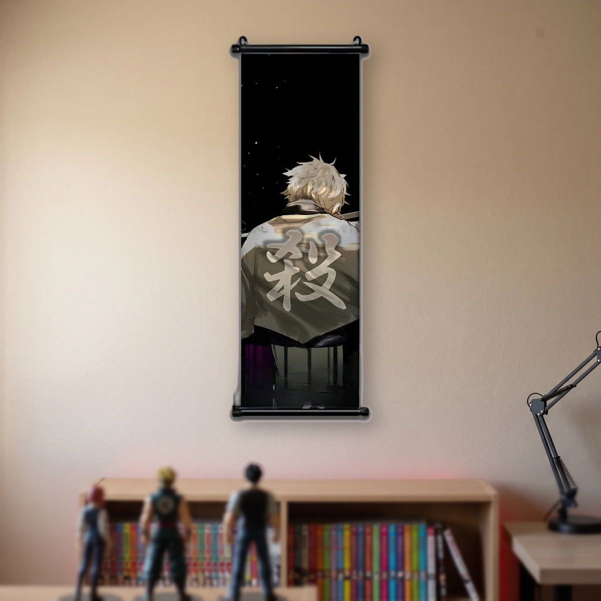 Kakémono Demon Slayer Sanemi Shinazugawa de dos, le kanji « tuer » en travers du haori, suspendu au mur beige d'une chambre au-dessus d'une étagère de tomes de manga