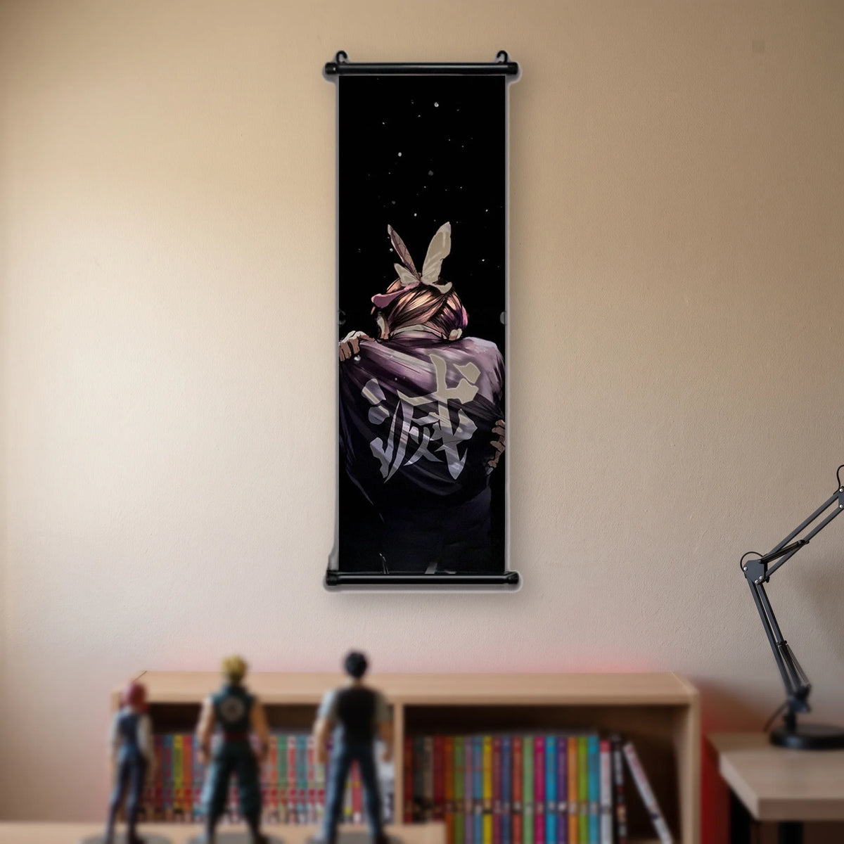 Kakémono Demon Slayer Shinobu Kocho de dos, ses ailes de papillon dans les cheveux, suspendu au mur beige d'une chambre au-dessus d'une étagère de tomes de manga