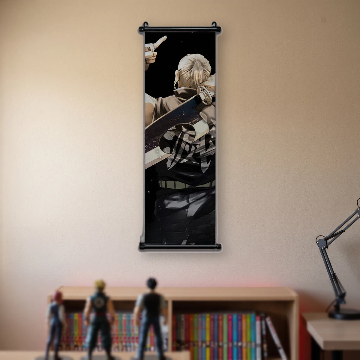 Kakémono Demon Slayer Tengen Uzui de dos, sa large lame posée sur l'épaule, suspendu au mur beige d'une chambre au-dessus d'une étagère de tomes de manga