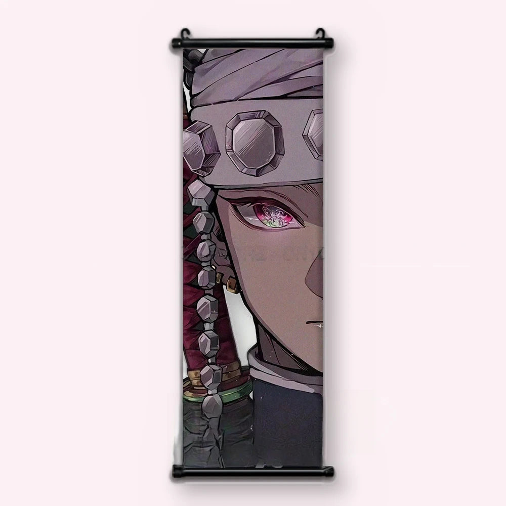 Kakémono Demon Slayer Tengen Uzui en gros plan, bandeau à pierres et œil rose, vu de face : toile tendue entre ses deux baguettes de bois, cordon de suspension fourni