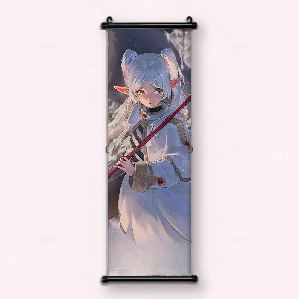 Kakémono Frieren, Frieren debout, bâton en diagonale, sur un fond sombre, vu de face : toile tendue entre ses deux baguettes de bois, cordon de suspension fourni