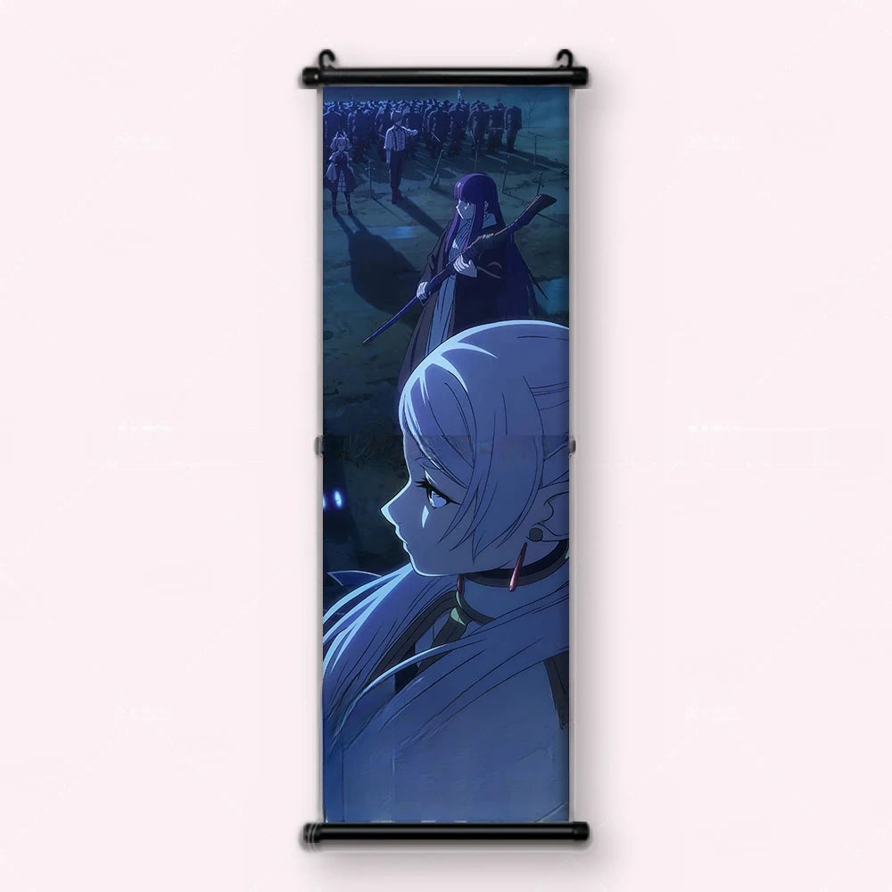 Kakémono Frieren, Fern de profil au premier plan, une armée de silhouettes derrière elle, scène de nuit, vu de face : toile tendue entre ses deux baguettes de bois, cordon de suspension fourni