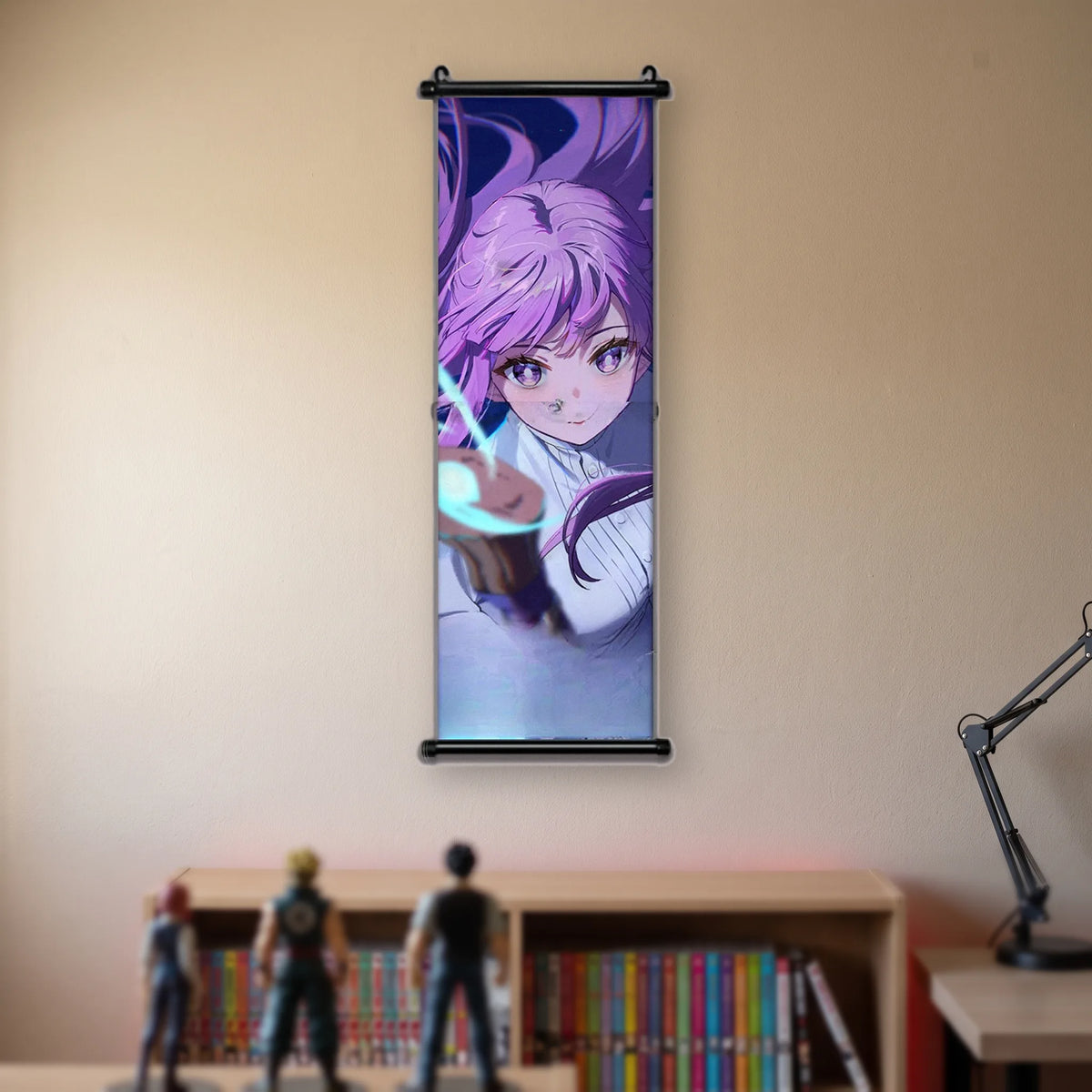Kakémono Frieren, Fern en gros plan, un sort bleu lumineux en préparation dans la main, suspendu au mur beige d'une chambre au-dessus d'une étagère de tomes de manga