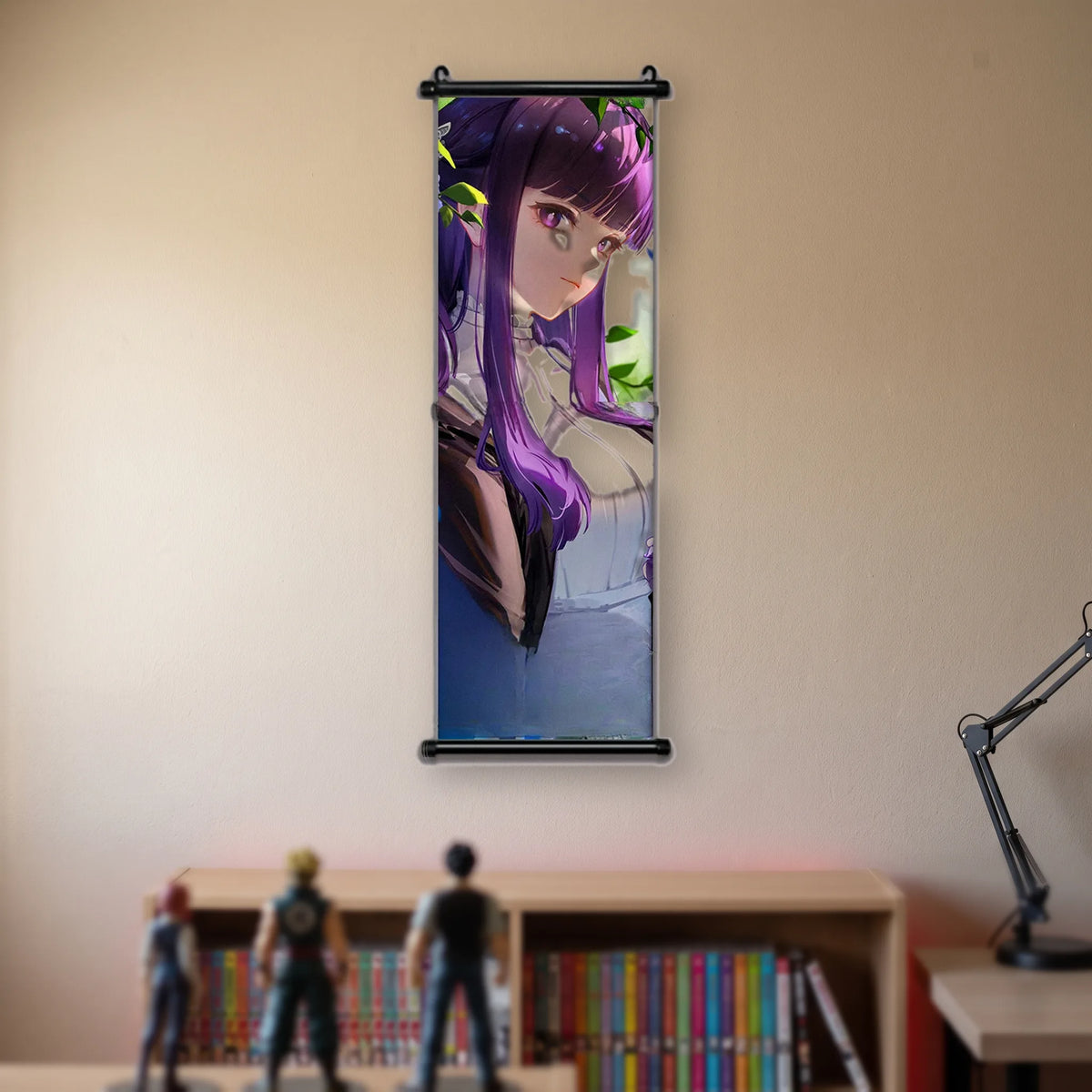 Kakémono Frieren, Fern en gros plan sous des feuilles vertes, sourire léger, suspendu au mur beige d'une chambre au-dessus d'une étagère de tomes de manga