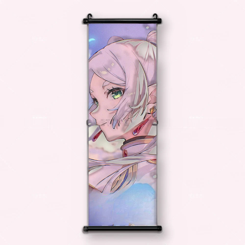 Kakémono Frieren, Frieren de profil en gros plan, boucle d'oreille rouge, fond rose et bleu, vu de face : toile tendue entre ses deux baguettes de bois, cordon de suspension fourni