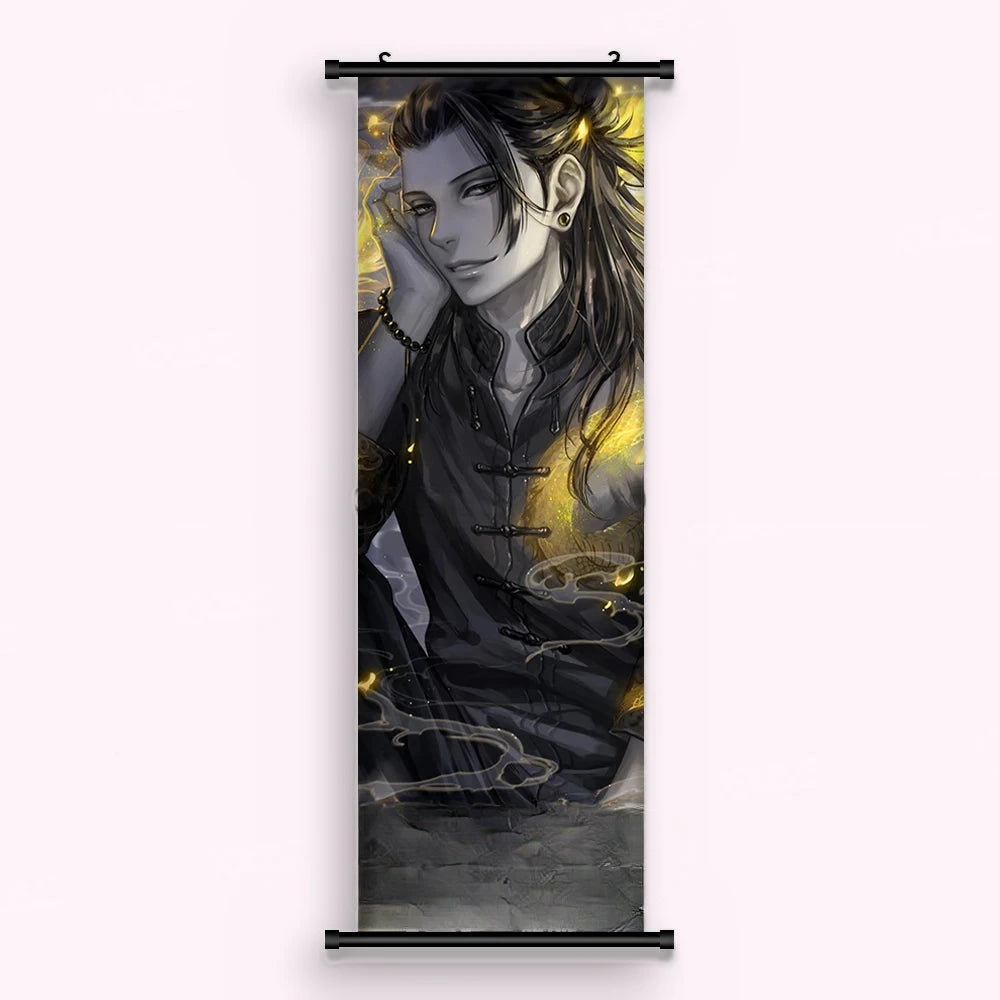 Kakémono Jujutsu Kaisen Suguru Geto en veste à col mandarin, une volute dorée à la main, vu de face : toile imprimée tendue entre ses deux baguettes de bois, cordon de suspension fourni