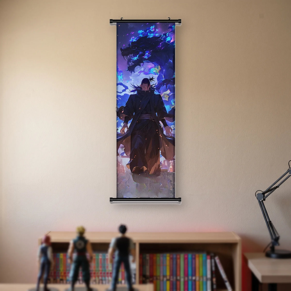 Kakémono Jujutsu Kaisen Suguru Geto marchant devant un dragon bleu, suspendu au mur beige d'une chambre au-dessus d'une étagère de tomes de manga et de figurines