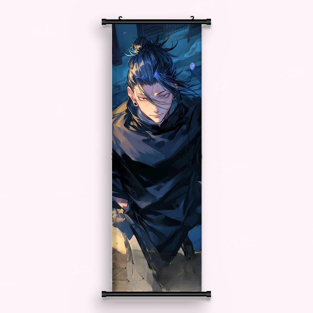 Kakémono Jujutsu Kaisen Suguru Geto penché en avant, cheveux relevés en chignon, vu de face : toile imprimée tendue entre ses deux baguettes de bois, cordon de suspension fourni
