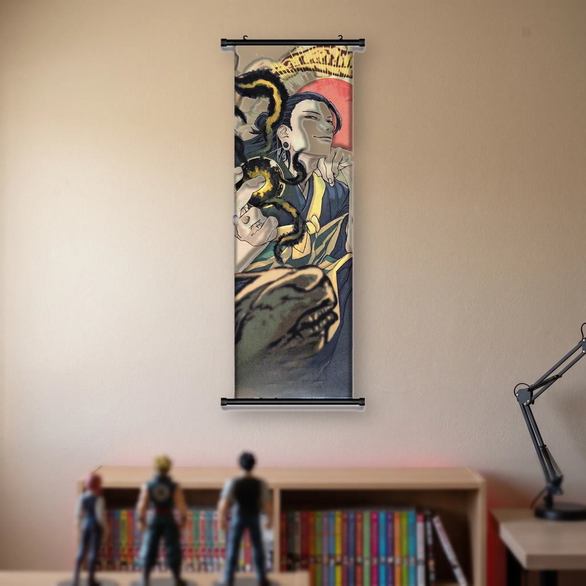 Kakémono Jujutsu Kaisen Suguru Geto entouré de serpents noirs et dorés, suspendu au mur beige d'une chambre au-dessus d'une étagère de tomes de manga et de figurines
