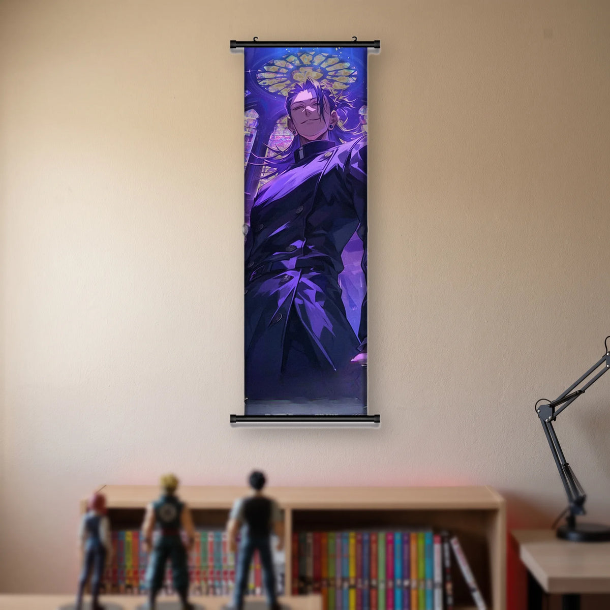 Kakémono Jujutsu Kaisen Suguru Geto devant une rosace violette, suspendu au mur beige d'une chambre au-dessus d'une étagère de tomes de manga et de figurines
