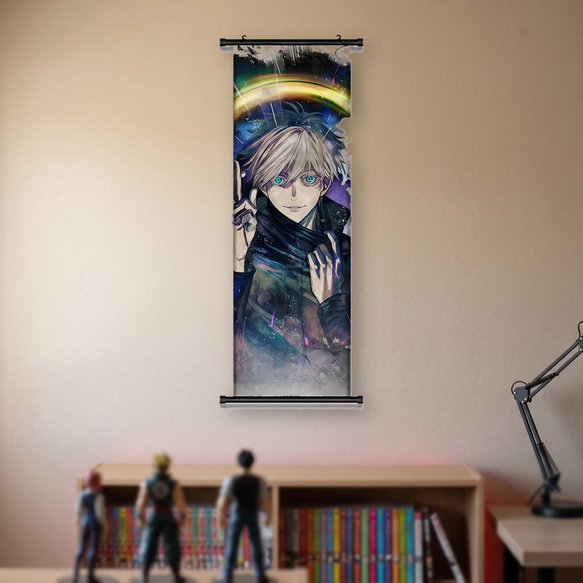 Kakémono Jujutsu Kaisen Satoru Gojo devant un arc-en-ciel, main levée, suspendu au mur beige d'une chambre au-dessus d'une étagère de tomes de manga et de figurines