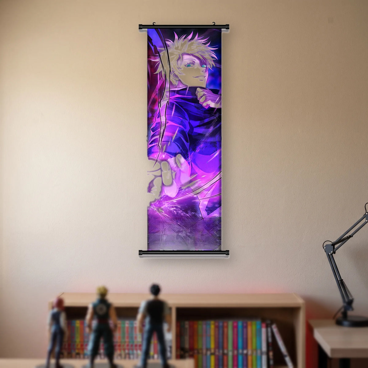 Kakémono Jujutsu Kaisen Satoru Gojo dans un éclat violet, en pleine action, suspendu au mur beige d'une chambre au-dessus d'une étagère de tomes de manga et de figurines