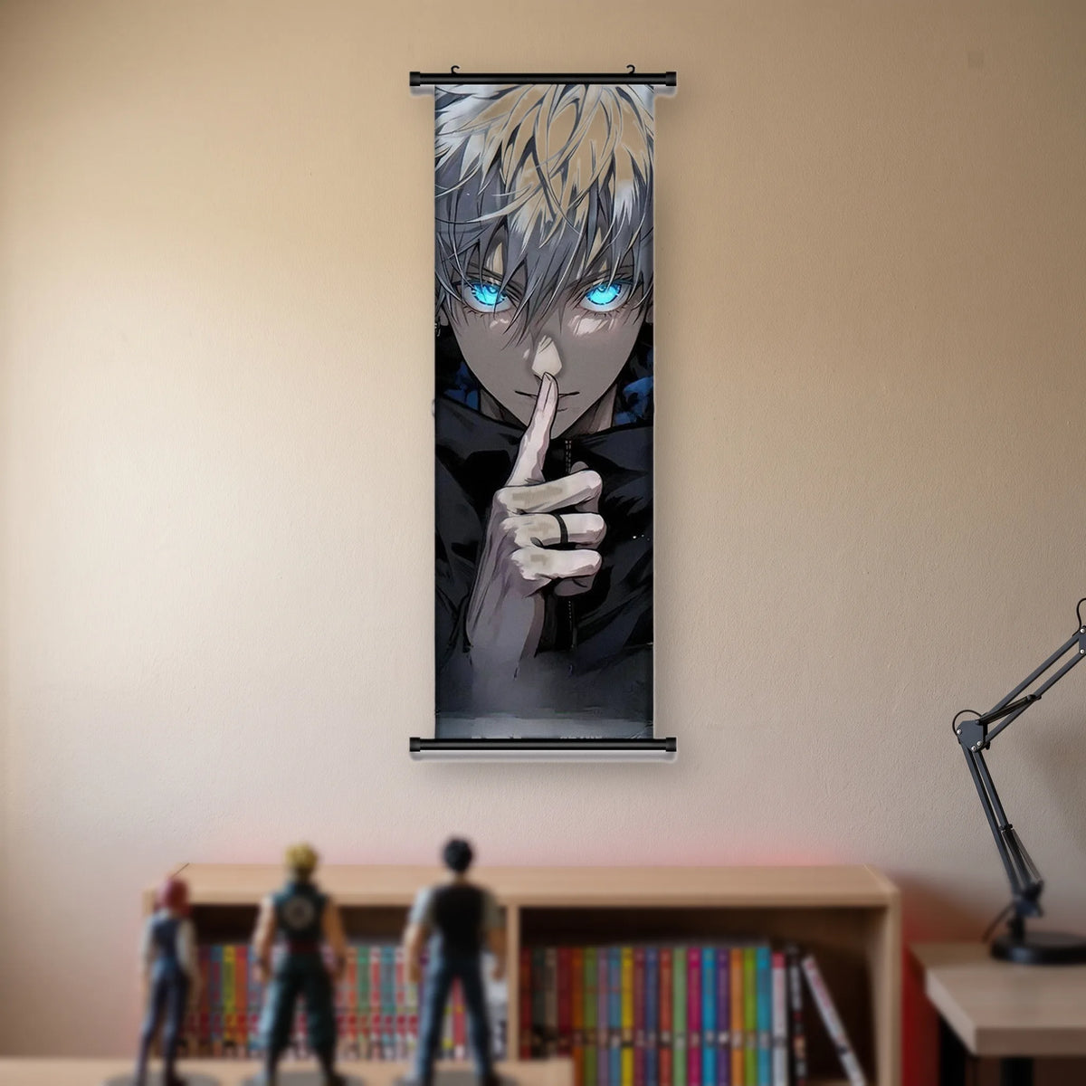 Kakémono Jujutsu Kaisen Satoru Gojo, l'index posé sur les lèvres, suspendu au mur beige d'une chambre au-dessus d'une étagère de tomes de manga et de figurines