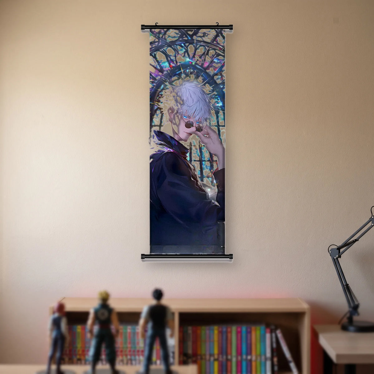 Kakémono Jujutsu Kaisen Satoru Gojo ajustant ses lunettes devant un vitrail, suspendu au mur beige d'une chambre au-dessus d'une étagère de tomes de manga et de figurines