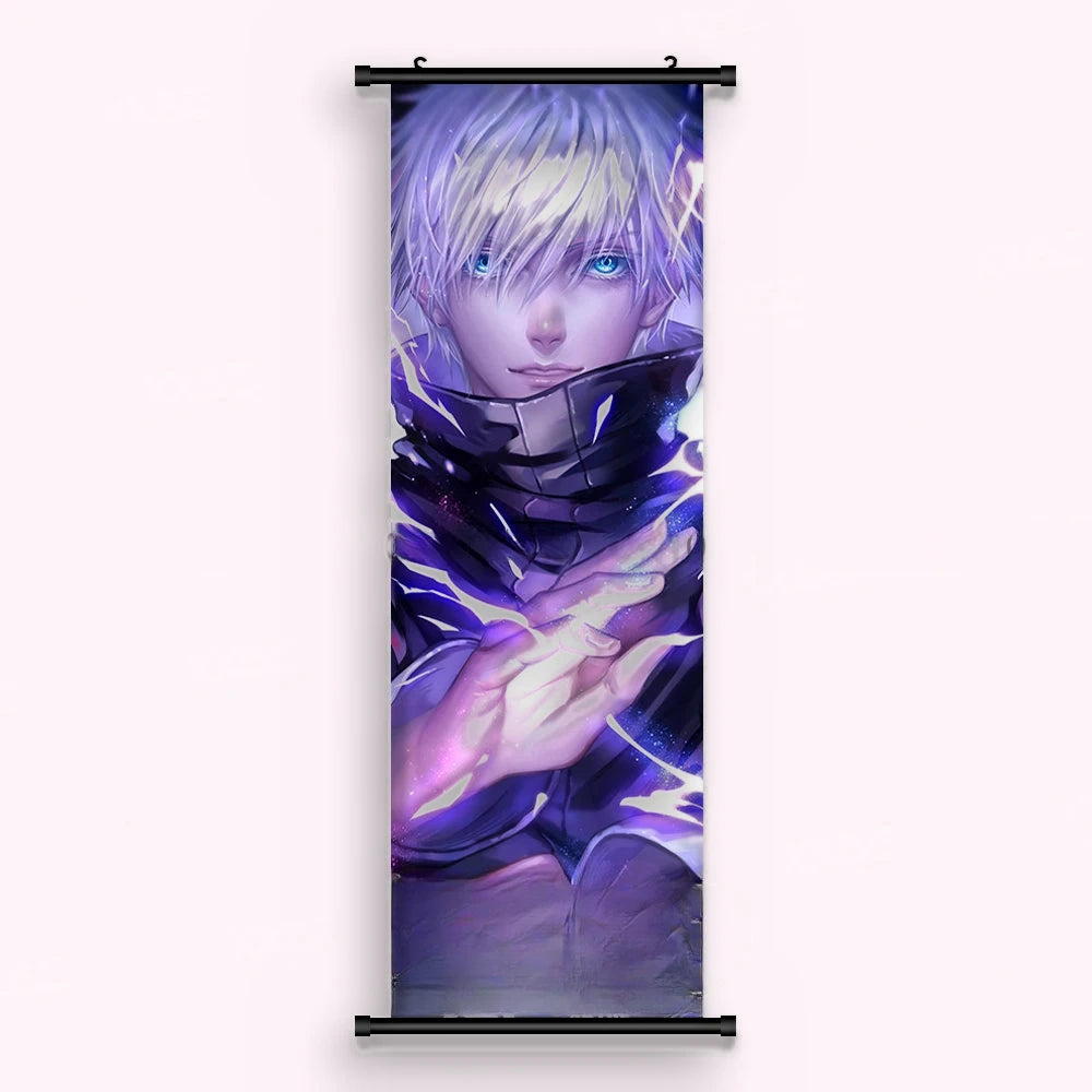 Kakémono Jujutsu Kaisen Satoru Gojo, mains croisées dans une lumière violette, vu de face : toile imprimée tendue entre ses deux baguettes de bois, cordon de suspension fourni