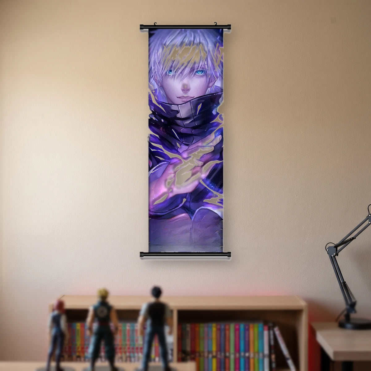 Kakémono Jujutsu Kaisen Satoru Gojo, mains croisées dans une lumière violette, suspendu au mur beige d'une chambre au-dessus d'une étagère de tomes de manga et de figurines