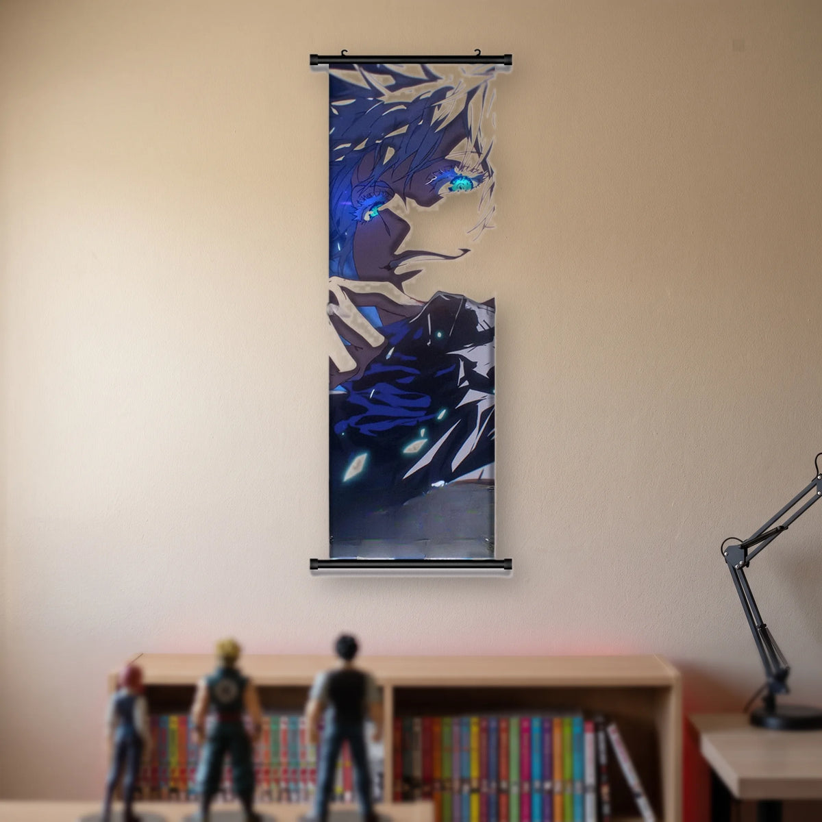 Kakémono Jujutsu Kaisen Satoru Gojo, gros plan sur un œil bleu lumineux, suspendu au mur beige d'une chambre au-dessus d'une étagère de tomes de manga et de figurines