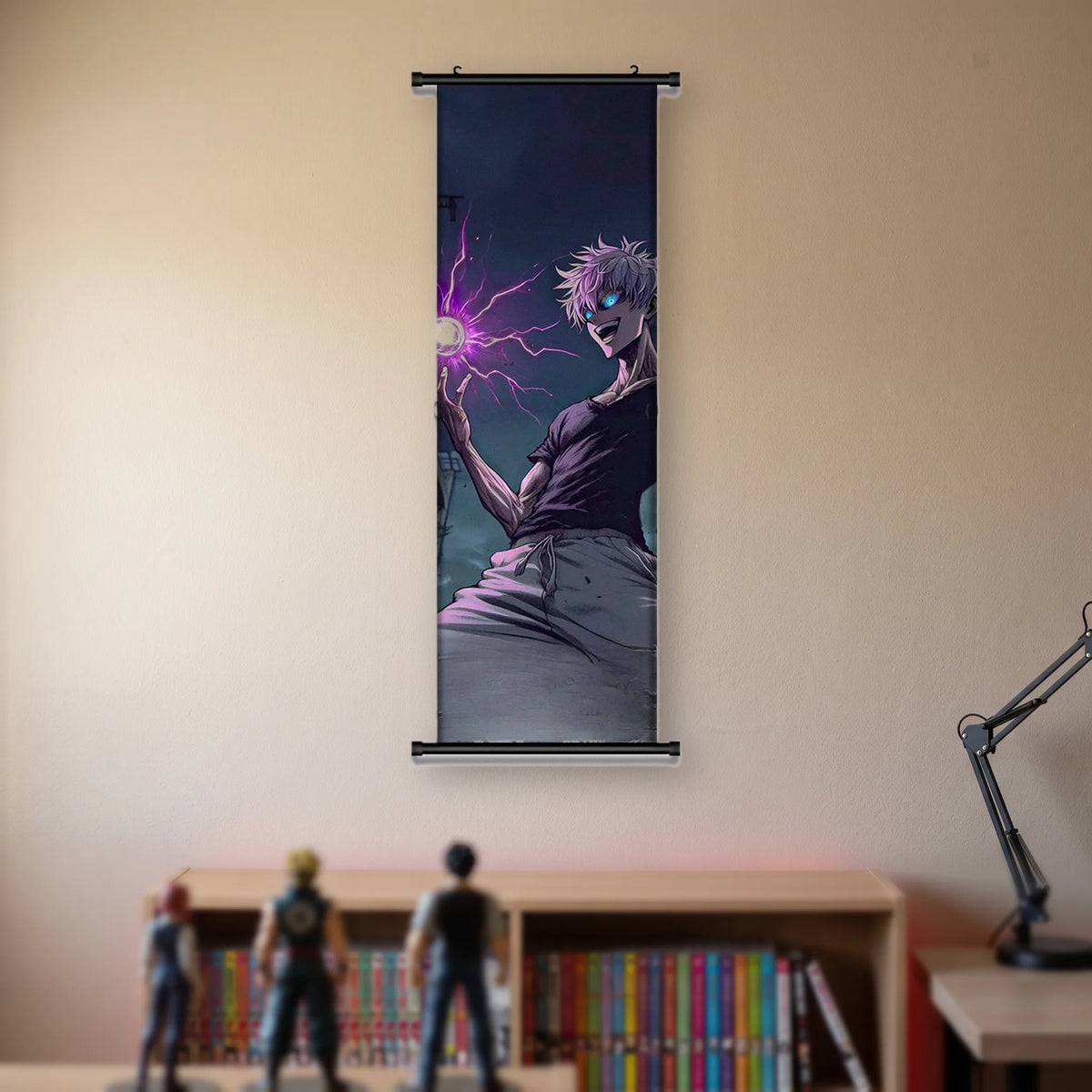 Kakémono Jujutsu Kaisen Satoru Gojo brandissant un orbe pourpre crépitant, suspendu au mur beige d'une chambre au-dessus d'une étagère de tomes de manga et de figurines