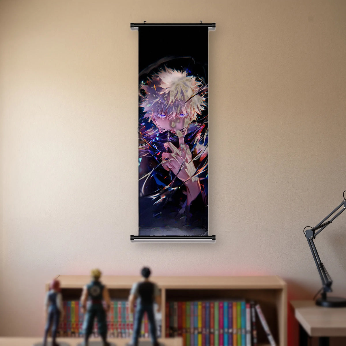 Kakémono Jujutsu Kaisen Satoru Gojo, le regard bleu et la main près du visage, suspendu au mur beige d'une chambre au-dessus d'une étagère de tomes de manga et de figurines
