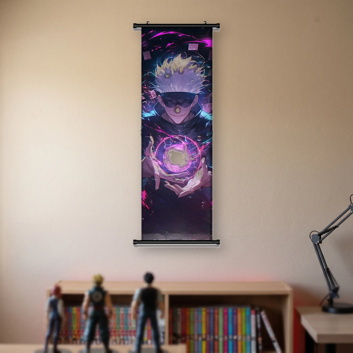 Kakémono Jujutsu Kaisen Satoru Gojo tenant une sphère violette entre ses mains, suspendu au mur beige d'une chambre au-dessus d'une étagère de tomes de manga et de figurines