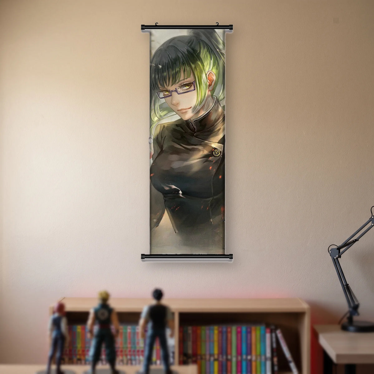 Kakémono Jujutsu Kaisen Maki Zenin en gros plan, lunettes et cheveux verts, suspendu au mur beige d'une chambre au-dessus d'une étagère de tomes de manga et de figurines