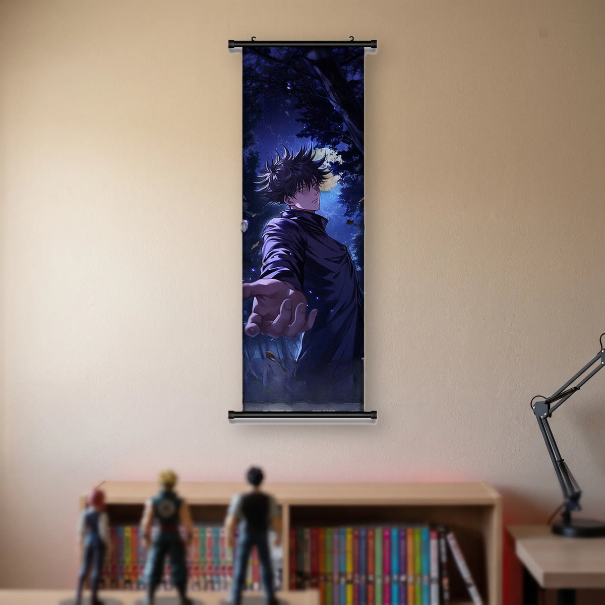Kakémono Jujutsu Kaisen Megumi Fushiguro dans une forêt de nuit, la main tendue, suspendu au mur beige d'une chambre au-dessus d'une étagère de tomes de manga et de figurines