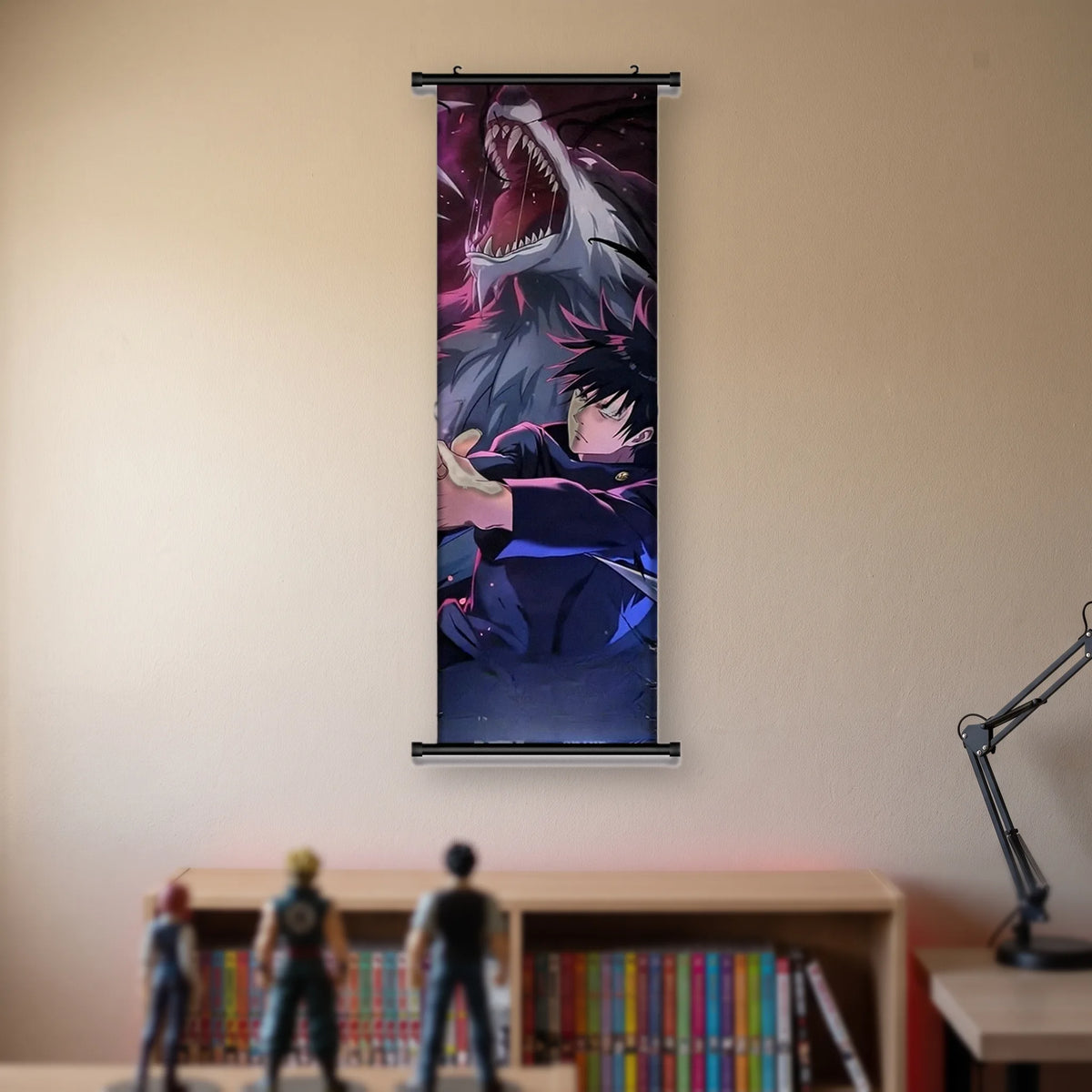 Kakémono Jujutsu Kaisen Megumi Fushiguro sous une gueule blanche aux longues dents, suspendu au mur beige d'une chambre au-dessus d'une étagère de tomes de manga et de figurines