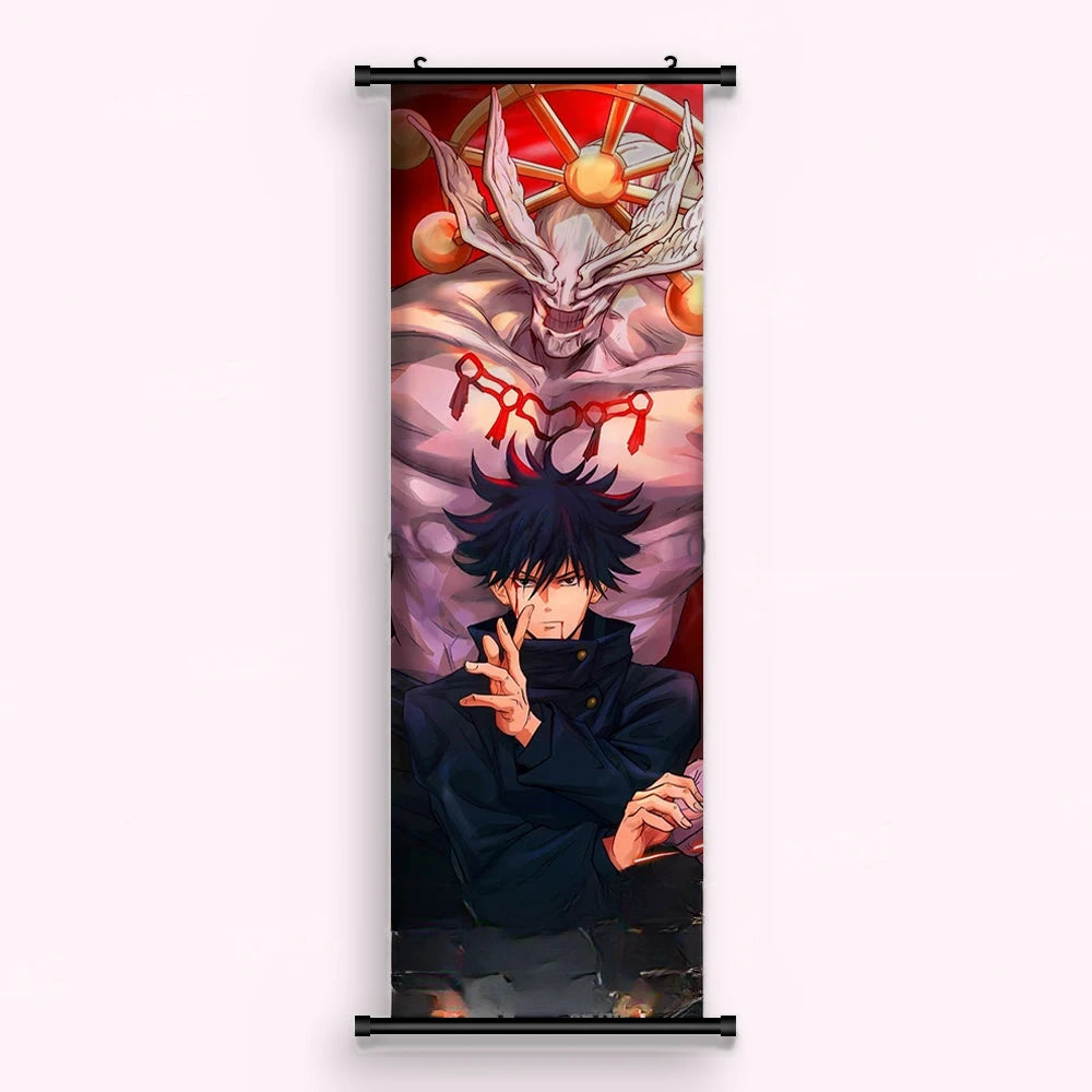 Kakémono Jujutsu Kaisen Megumi Fushiguro devant une créature à la roue dentée, vu de face : toile imprimée tendue entre ses deux baguettes de bois, cordon de suspension fourni