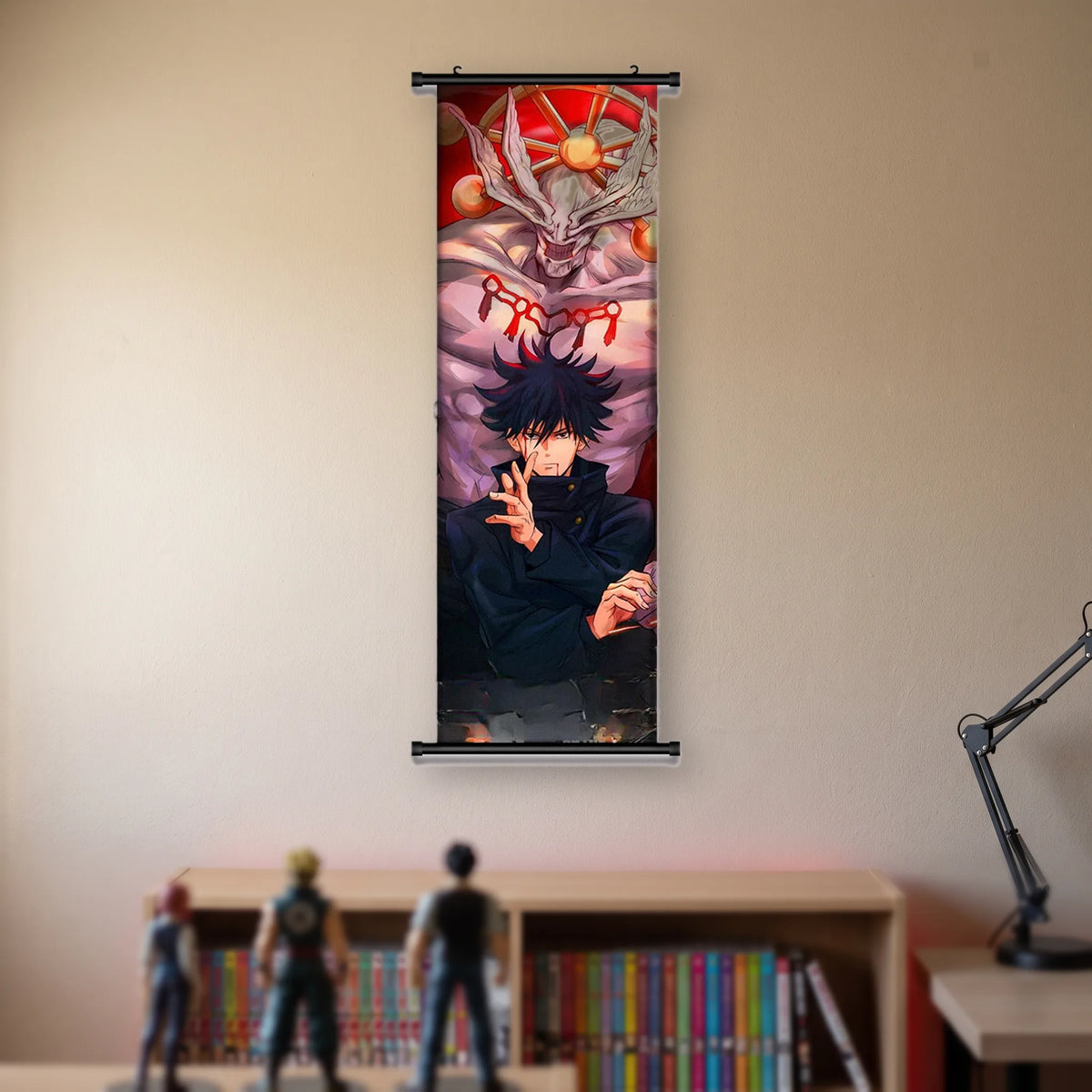 Kakémono Jujutsu Kaisen Megumi Fushiguro devant une créature à la roue dentée, suspendu au mur beige d'une chambre au-dessus d'une étagère de tomes de manga et de figurines