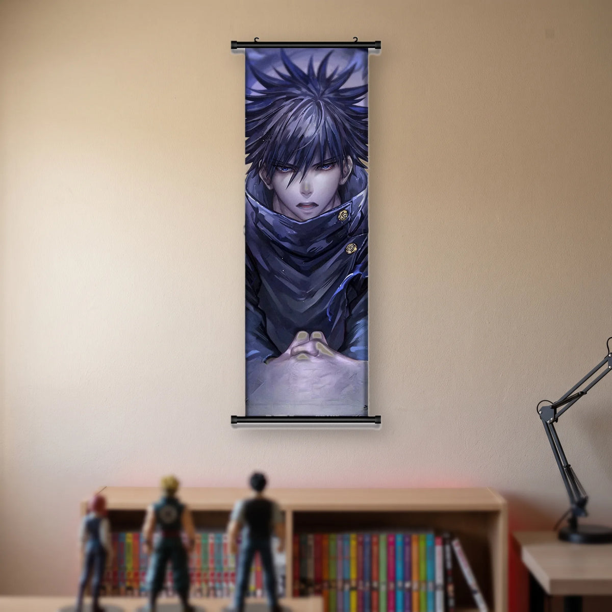 Kakémono Jujutsu Kaisen Megumi Fushiguro les mains jointes, le regard droit, suspendu au mur beige d'une chambre au-dessus d'une étagère de tomes de manga et de figurines